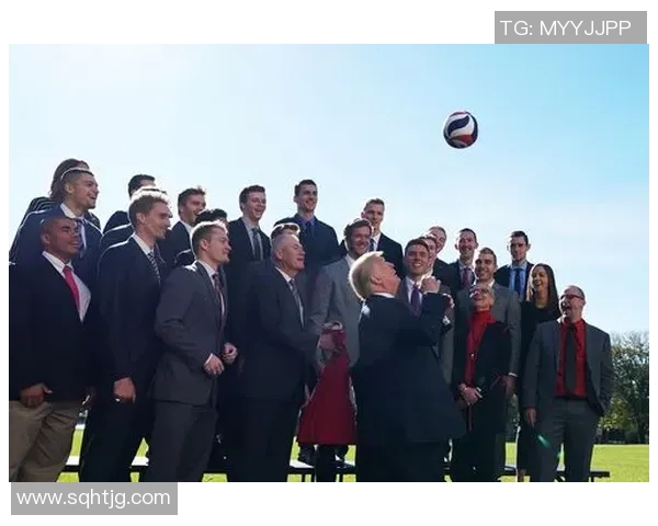 C罗晒与特朗普合影引发热议:足球巨星与政治领袖的跨界瞬间 C罗晒与特朗普合影引发热议:足球巨星与政治领袖的跨界瞬间